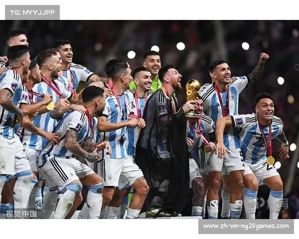 梅西荣归故里高举大力神杯赢得万众欢呼盛况空前 梅西荣归故里高举大力神杯赢得万众欢呼盛况空前